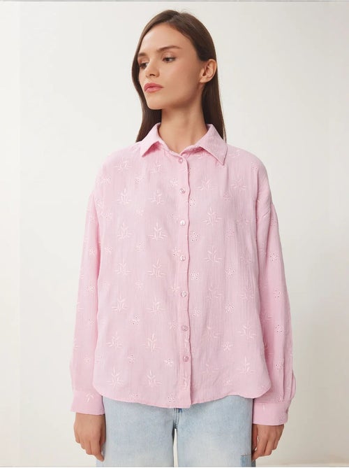 Camisa de manga comprida bordada texturada com fecho de botões. Istanbul - Kiabi Camisa de manga comprida bordada texturada com fecho de botões. Istanbul - Kiabi