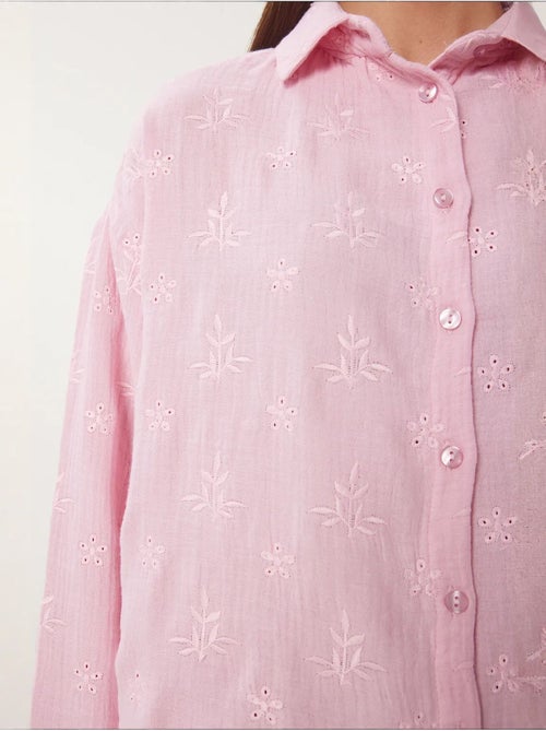 Camisa de manga comprida bordada texturada com fecho de botões. Istanbul - Kiabi Camisa de manga comprida bordada texturada com fecho de botões. Istanbul - Kiabi