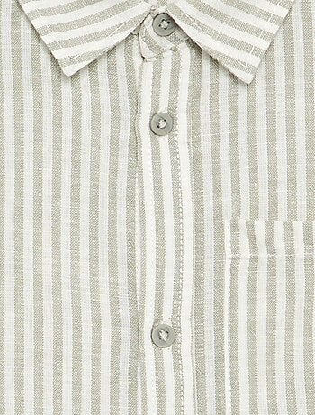 Camisa de manga comprida e bolso no peito