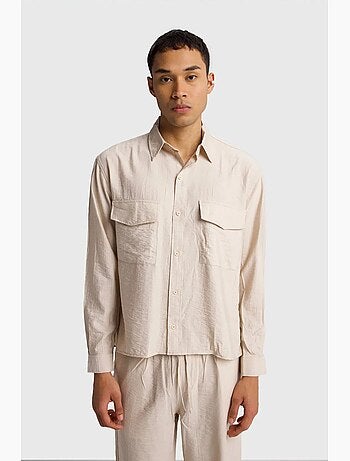 Camisa de manga comprida com botões e bolso giesto