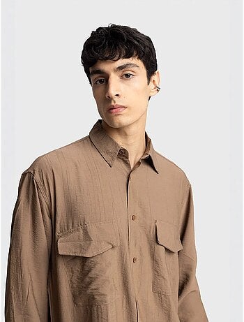 Camisa de manga comprida com botões e bolso giesto