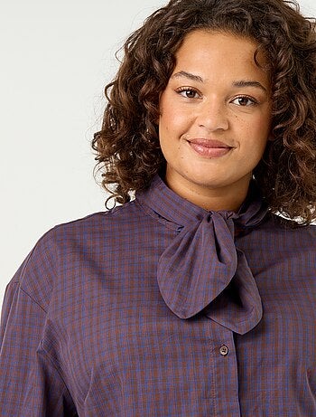 Camisa de manga comprida e gola lavallière