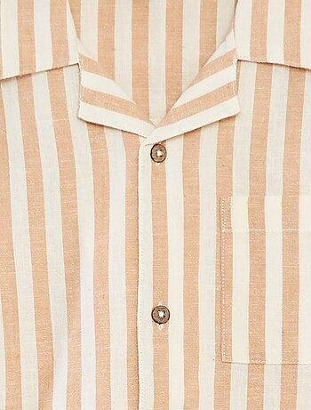 Camisa de manga curta às riscas