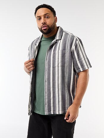 Camisa de manga curta às riscas
