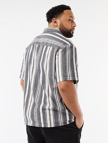 Camisa de manga curta às riscas