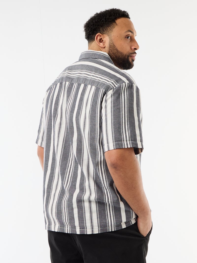 Camisa de manga curta às riscas Preto - Kiabi