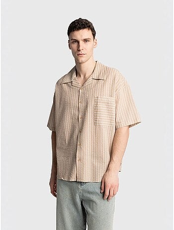 Camisa de manga curta às riscas texturadas com bolso giesto