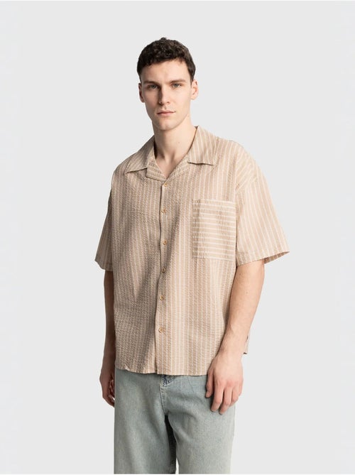 Camisa de manga curta às riscas texturadas com bolso giesto - Kiabi