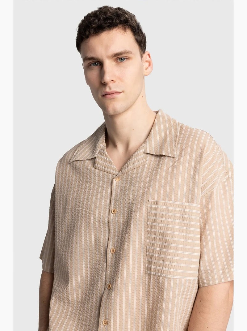 Camisa de manga curta às riscas texturadas com bolso giesto Bege-argila - Kiabi