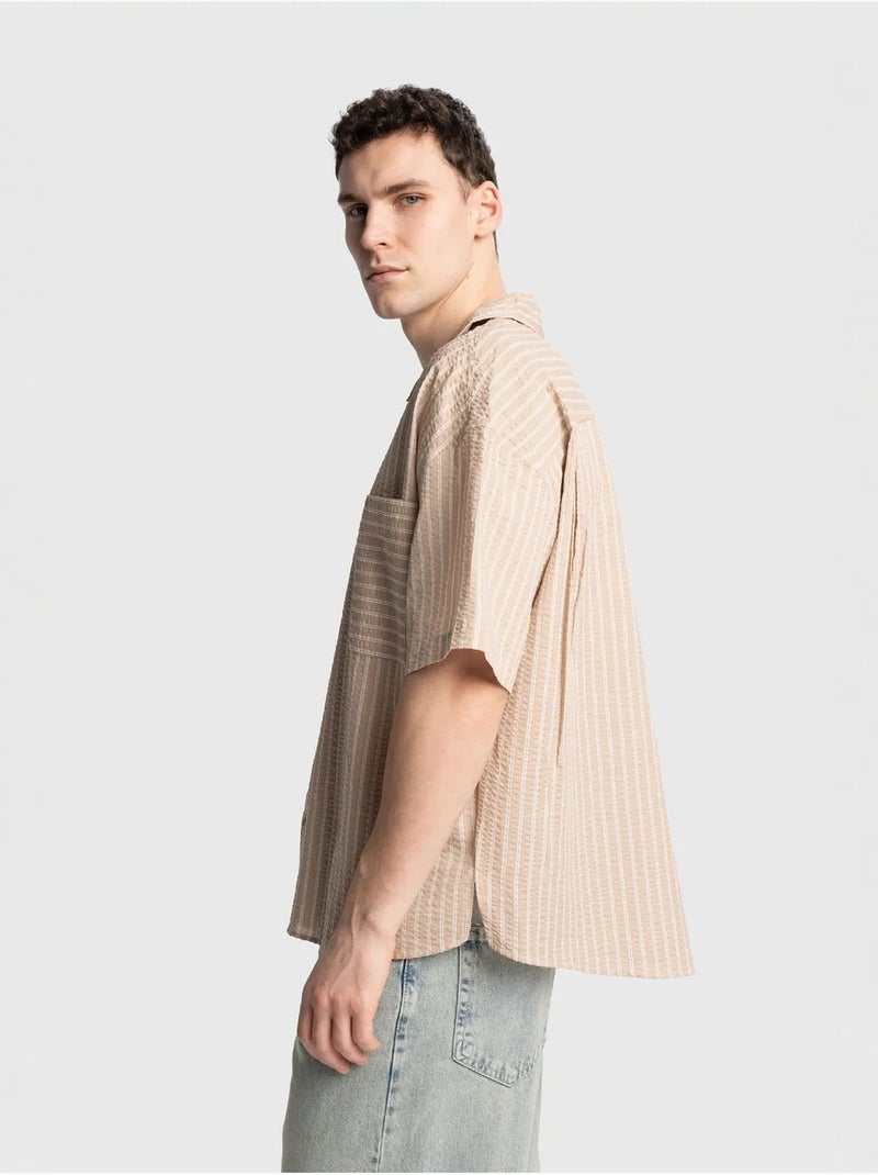 Camisa de manga curta às riscas texturadas com bolso giesto Bege-argila - Kiabi