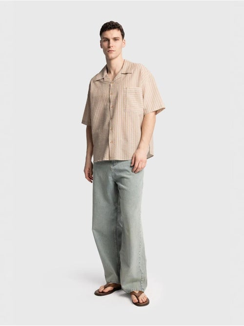 Camisa de manga curta às riscas texturadas com bolso giesto - Kiabi