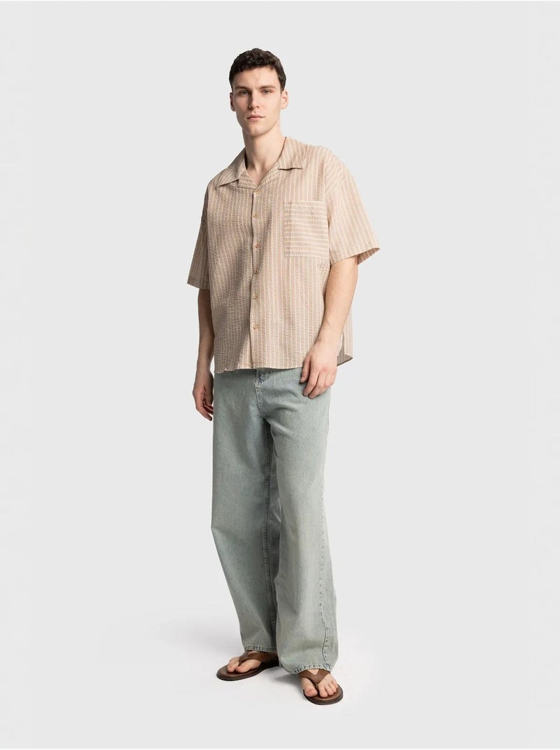 Camisa de manga curta às riscas texturadas com bolso giesto Bege-argila - Kiabi