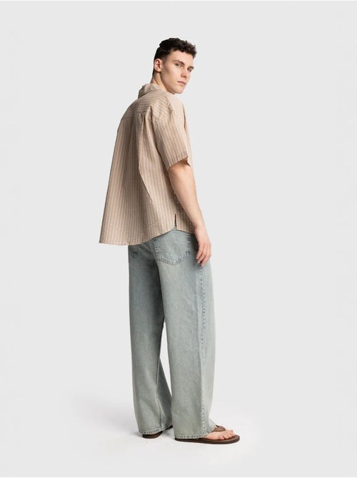 Camisa de manga curta às riscas texturadas com bolso giesto - Kiabi