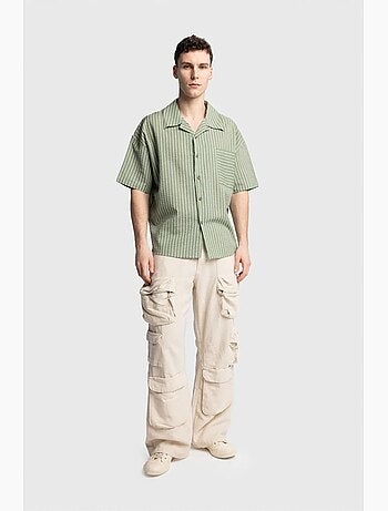Camisa de manga curta às riscas texturadas com bolso giesto