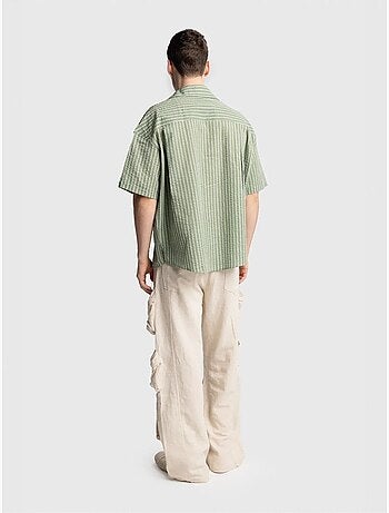 Camisa de manga curta às riscas texturadas com bolso giesto