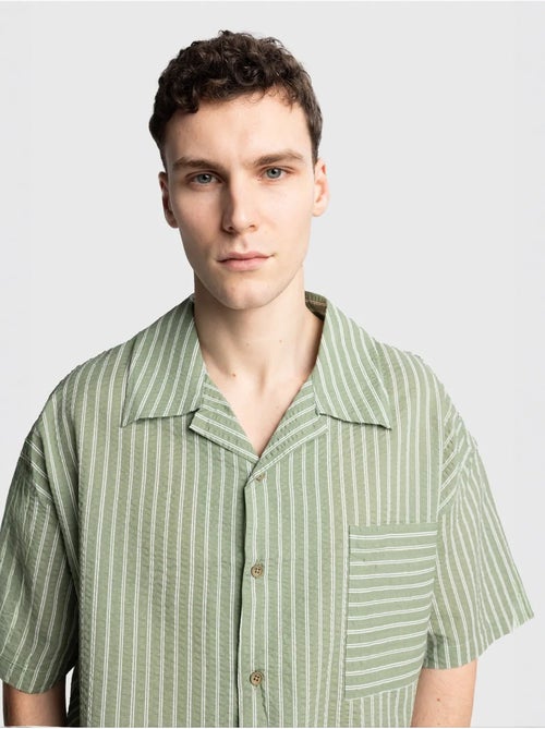 Camisa de manga curta às riscas texturadas com bolso giesto - Kiabi Camisa de manga curta às riscas texturadas com bolso giesto - Kiabi