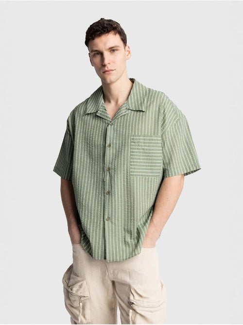 Camisa de manga curta às riscas texturadas com bolso giesto - Kiabi Camisa de manga curta às riscas texturadas com bolso giesto - Kiabi