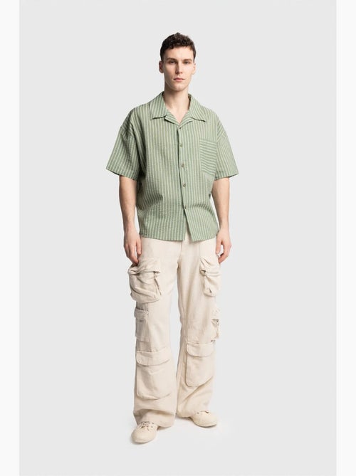 Camisa de manga curta às riscas texturadas com bolso giesto - Kiabi Camisa de manga curta às riscas texturadas com bolso giesto - Kiabi
