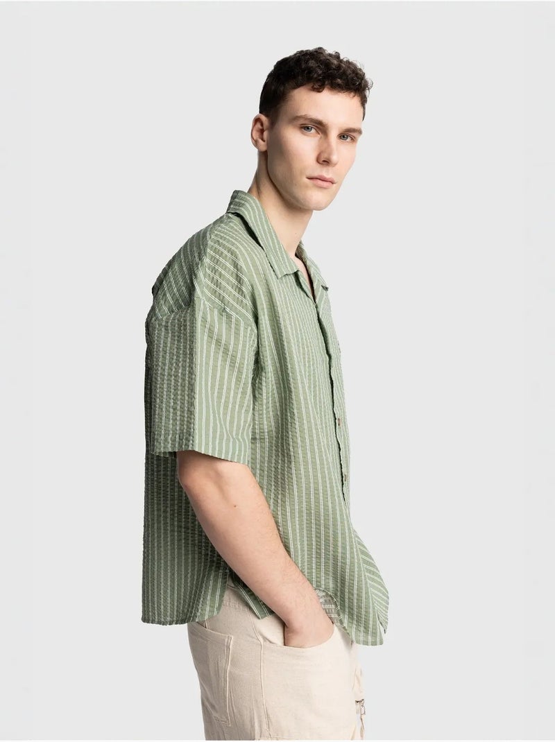 Camisa de manga curta às riscas texturadas com bolso giesto Verde - Kiabi
