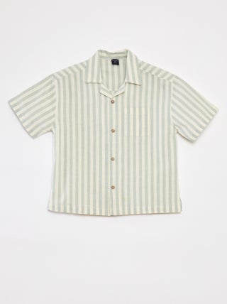 Camisa de manga curta às riscas