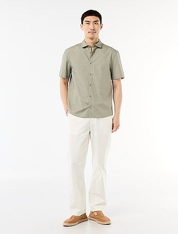 Camisa de manga curta com abertura de botões