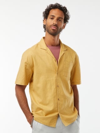 Camisa
 de manga curta com
 bolso frontal