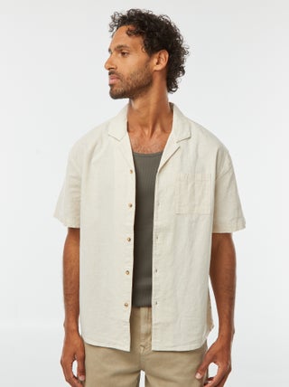 Camisa
 de manga curta com
 bolso frontal