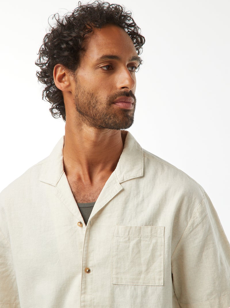 Camisa
 de manga curta com
 bolso frontal bege - Kiabi