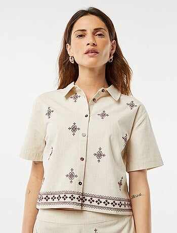 Camisa de manga curta com bordados