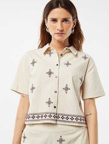 Camisa de manga curta com bordados