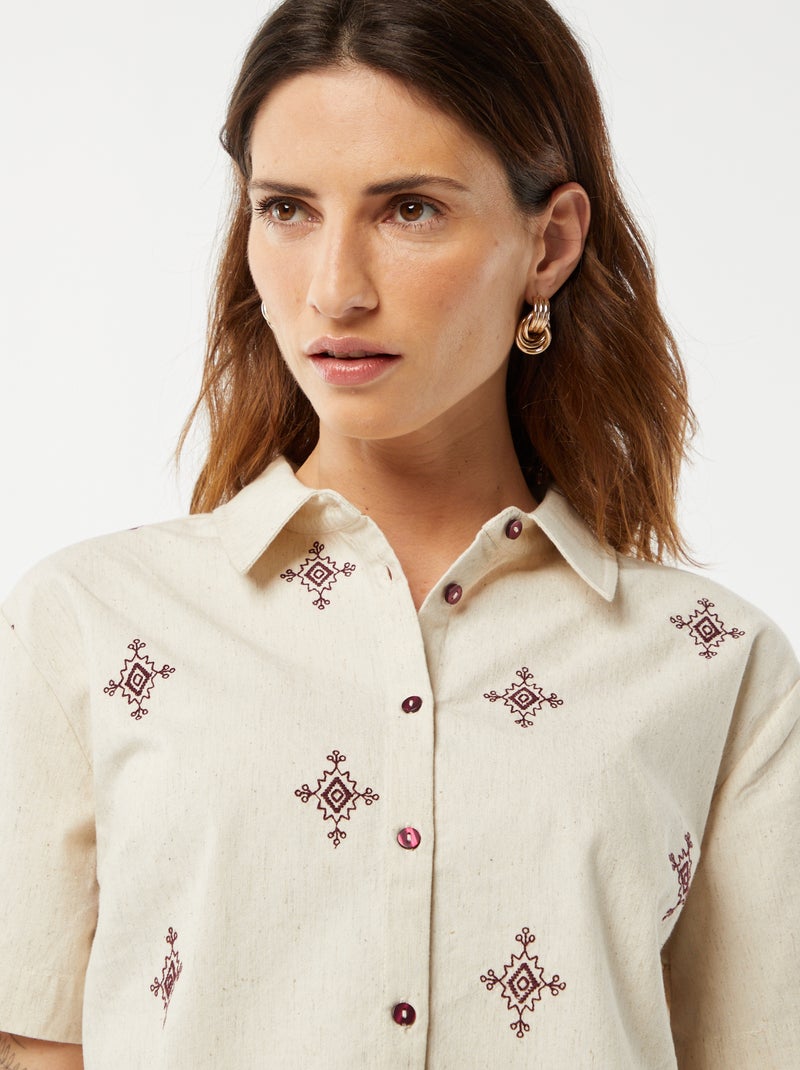 Camisa de manga curta com bordados BEGE - Kiabi