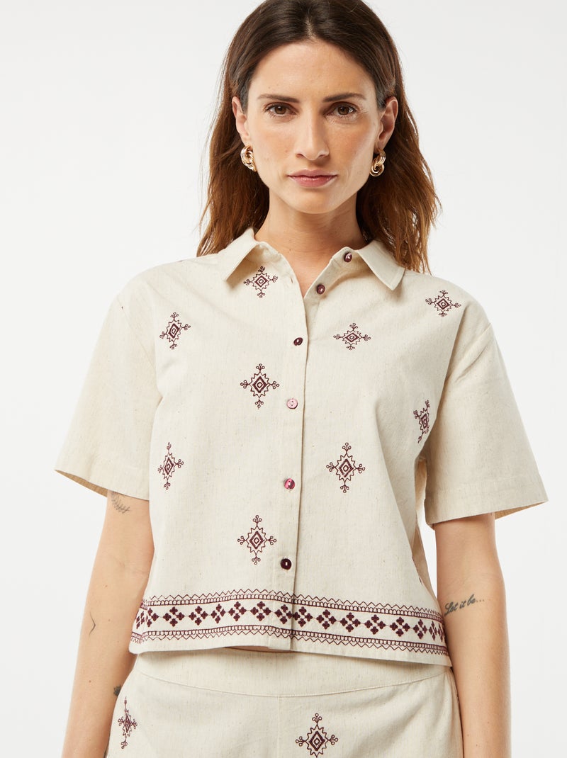 Camisa de manga curta com bordados BEGE - Kiabi