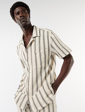Camisa de manga curta com gola entalhada