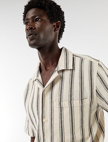 Camisa de manga curta com gola entalhada