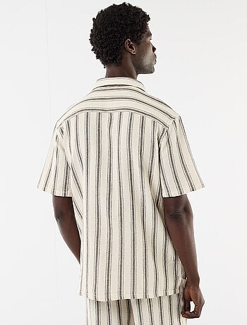 Camisa de manga curta com gola entalhada