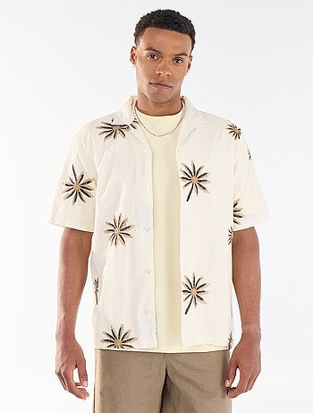 Camisa de manga curta com padrão bordado