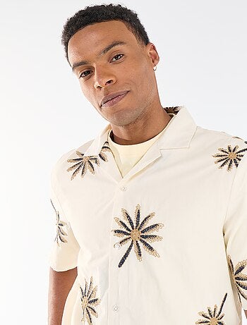 Camisa de manga curta com padrão bordado