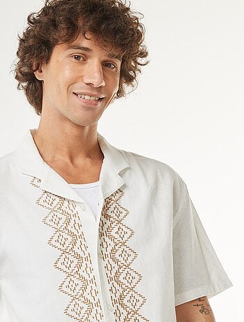Camisa de manga curta de linho misturado com bordados
