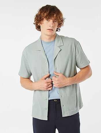 Camisa de manga curta e colarinho de polo