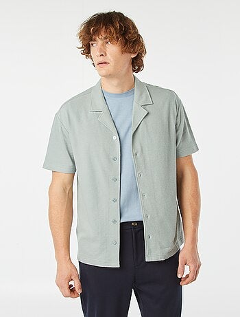 Camisa de manga curta e colarinho de polo