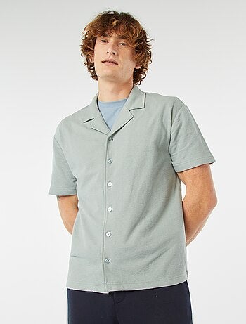 Camisa de manga curta e colarinho de polo
