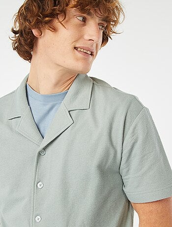 Camisa de manga curta e colarinho de polo
