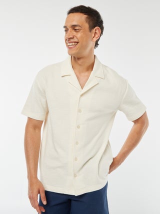 Camisa de manga curta e colarinho de polo