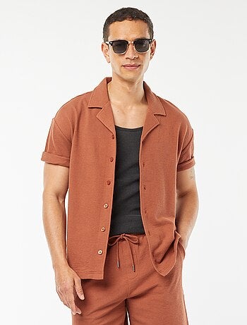 Camisa de manga curta e colarinho de polo