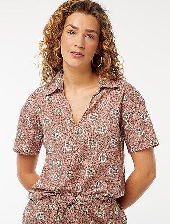 Camisa de manga curta e motivo floral