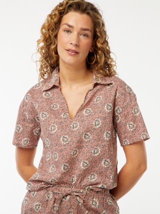 Camisa de manga curta e motivo floral
