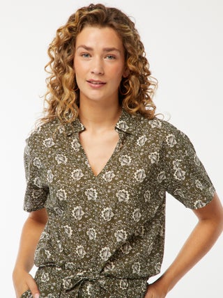 Camisa de manga curta e motivo floral