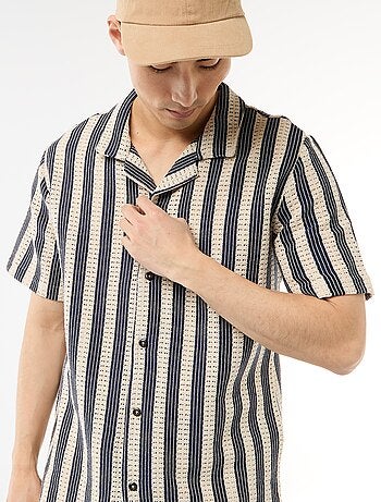Camisa de manga curta em malha de crochê