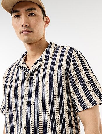 Camisa de manga curta em malha de crochê