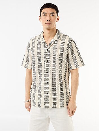 Camisa de manga curta em malha de crochê